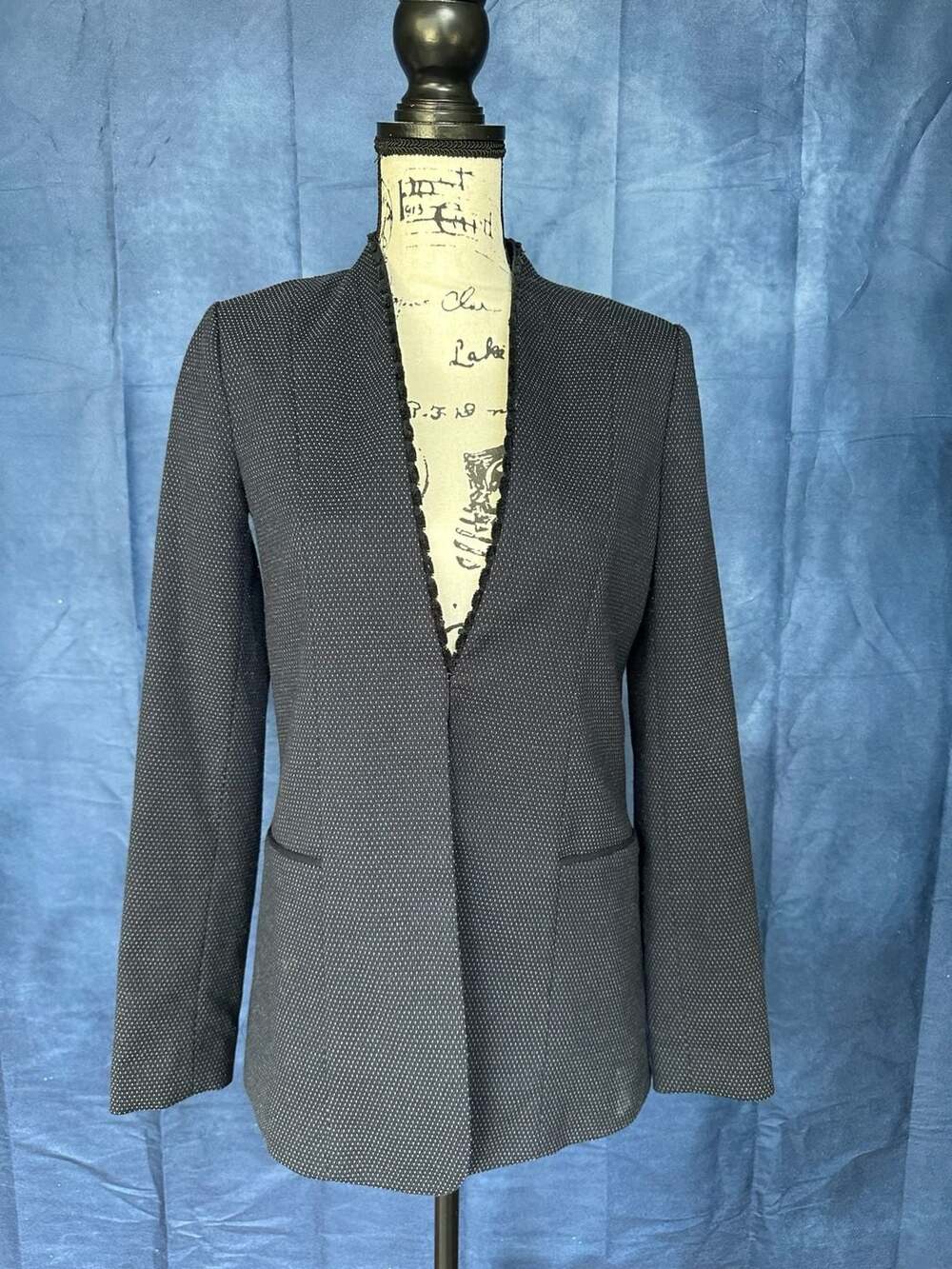 Tahari  Women’s  navy  pin dot Blazer. Cute piping along the edges. Size 2